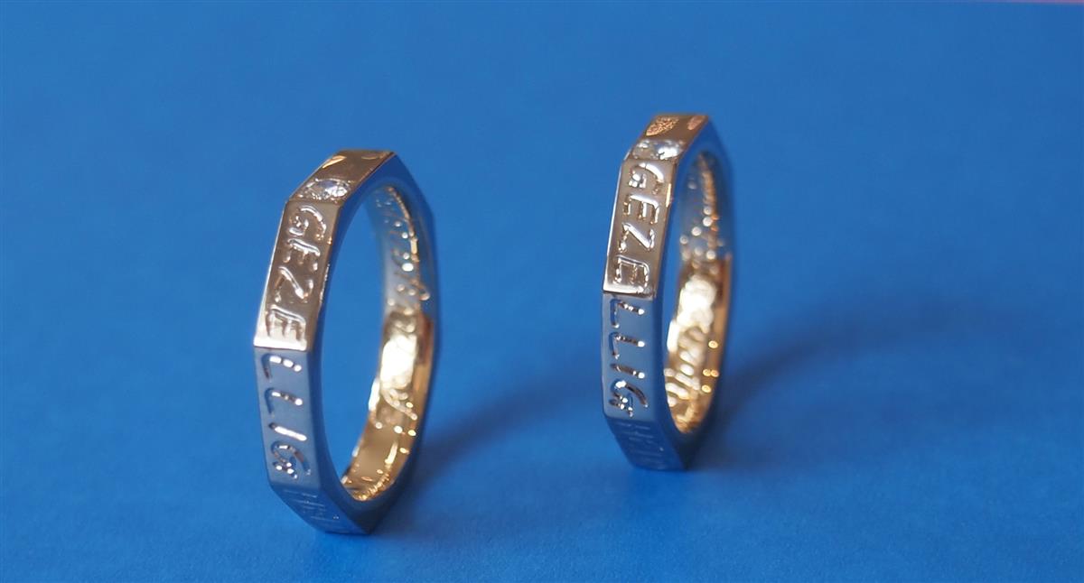 こだわりの字体で手彫した結婚指輪(マリッジリング)の完成。。。