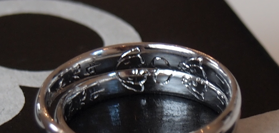 表側はシンプル、内側にはこだわりがいっぱいの結婚指輪。。。