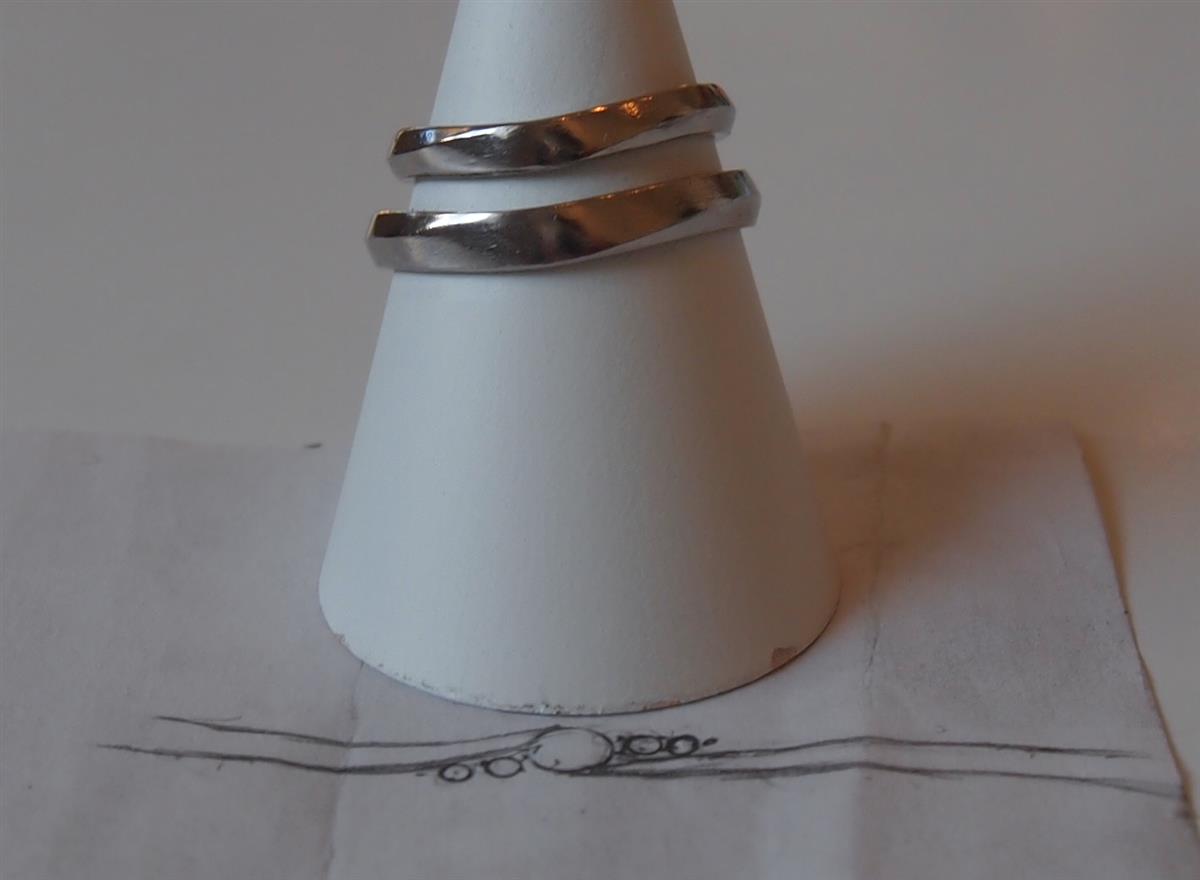 彼女の婚約指輪に合わせたフォルムを削り出す結婚指輪の製作過程。。。