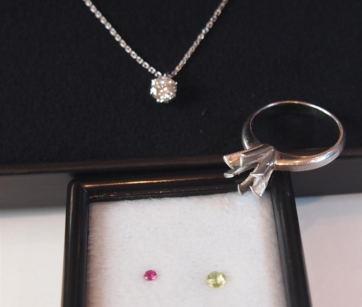 お母さんから頂いたダイヤモンドをシンプルなペンダントに。。。