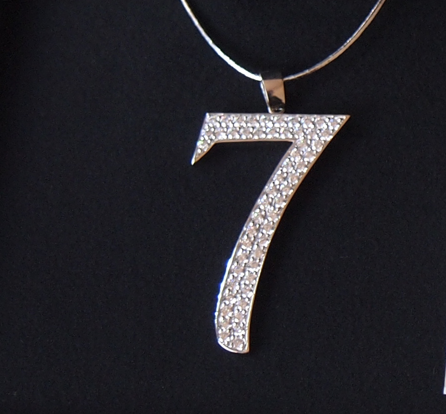 ご自分のラッキーアイテムなどをデザインして作るのも最高です。。。