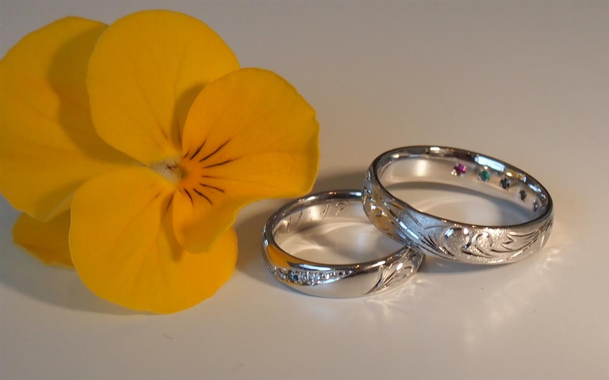 幸せを絶え間なく運び込む波の絵柄を手彫した結婚指輪(マリッジリング)。