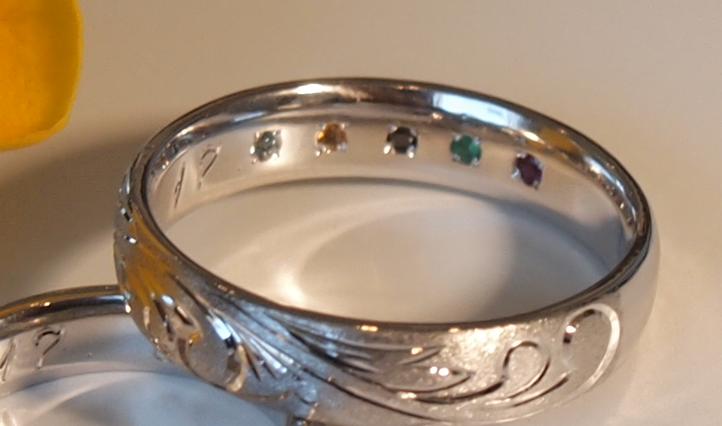 幸せを絶え間なく運び込む波の絵柄を手彫した結婚指輪(マリッジリング)。