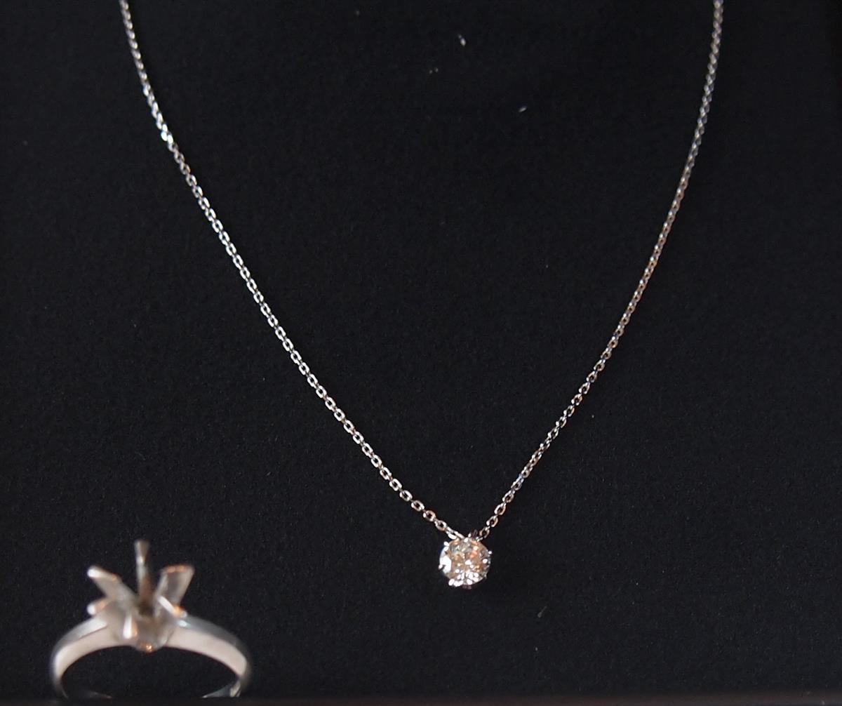 お母さんから頂いたダイヤモンドをシンプルなペンダントに。。。