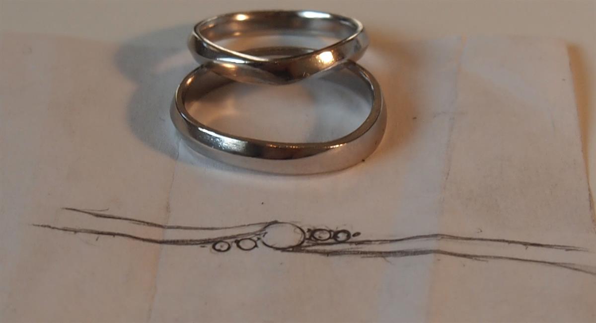 彼女の婚約指輪に合わせたフォルムを削り出す結婚指輪の製作過程。。。